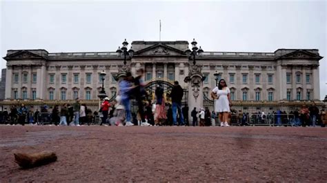 London police arrest 25-year-old who allegedly climbed over and entered stables at Buckingham Palace